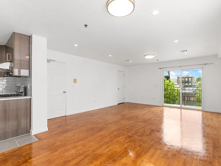 718 23rd St #3 — Photo 4