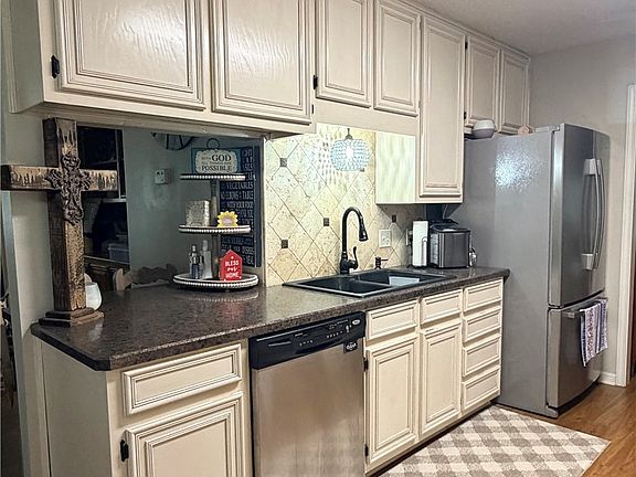 5th image of 104 Hamlet Ct