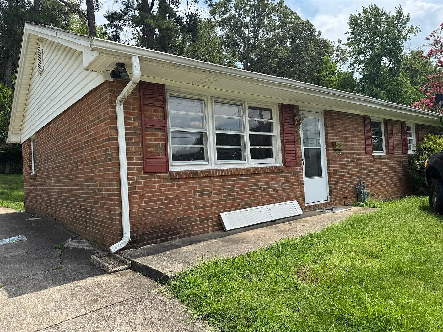 3 bed, 1.0 bath, 1200 sqft, $1,500 — Photo 1