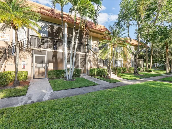427 Lakeview Dr APT 204, Weston, FL 33326