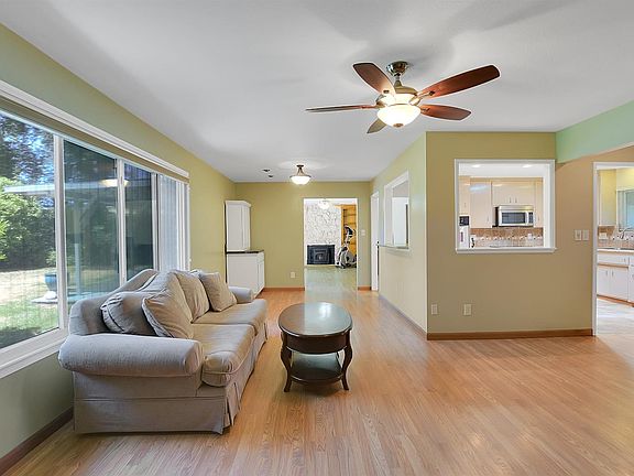 5th image of 410 Riverview Dr
