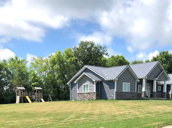 6740 Illini Dr, Virden, IL 62690