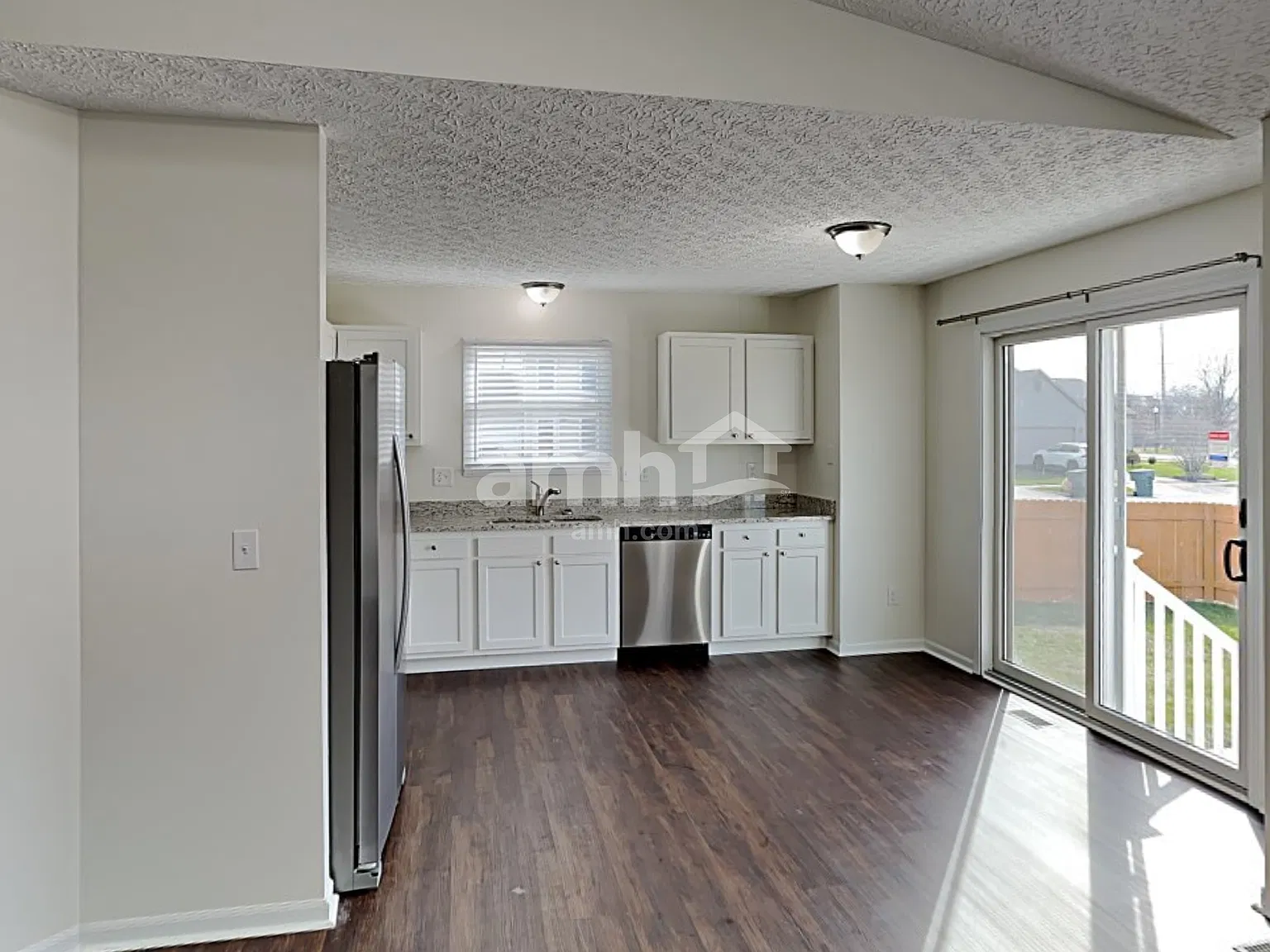 3 bed, 2.0 bath, 1241 sqft, $2,185 — Photo 3