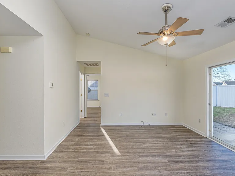 610 Pepperbush Dr — Photo 5