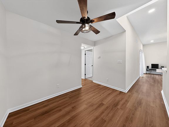 4th image of 45 Marlborough Ct