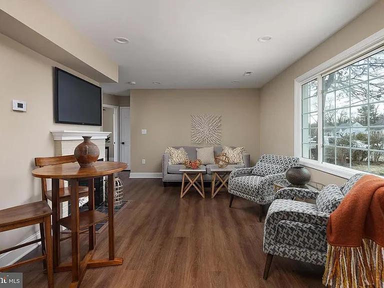 6684 Barrett Rd — Photo 9