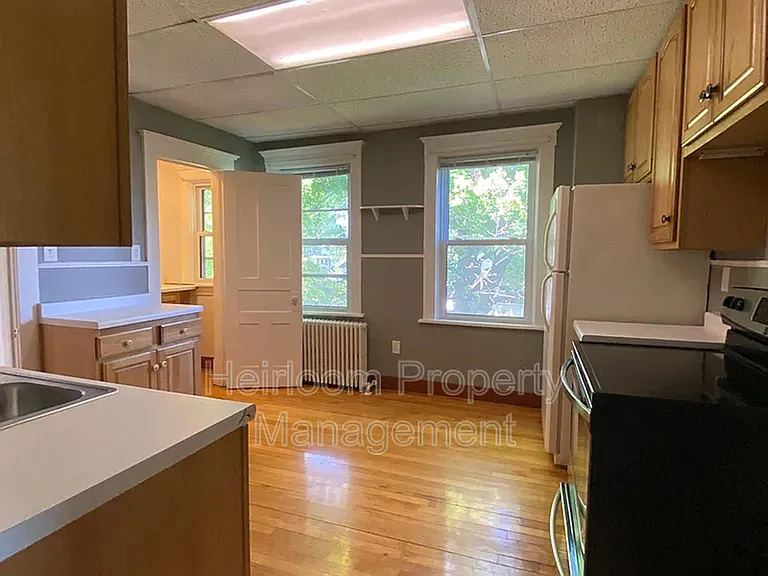922 E 5th St — Photo 7