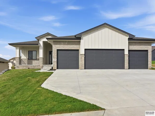 11002 S 101st St, Papillion, NE 68046
