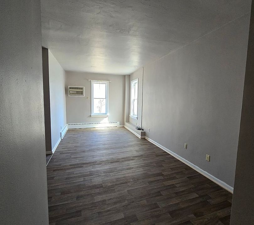 1st image of 106 N 6th St APT 2