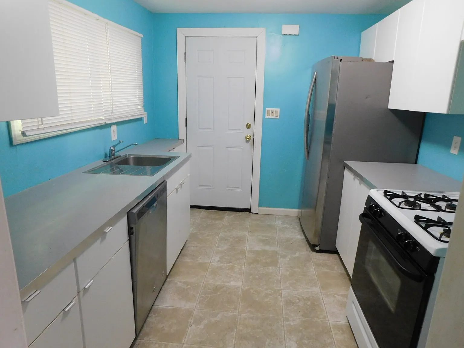 2 bed, 1.0 bath, 900 sqft, $1,725 — Photo 2