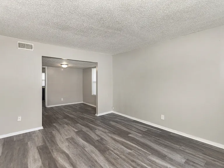 Ravenwood Apartments — Photo 12