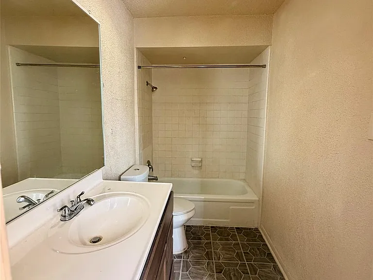 7700 Creekbend Dr #1 — Photo 15