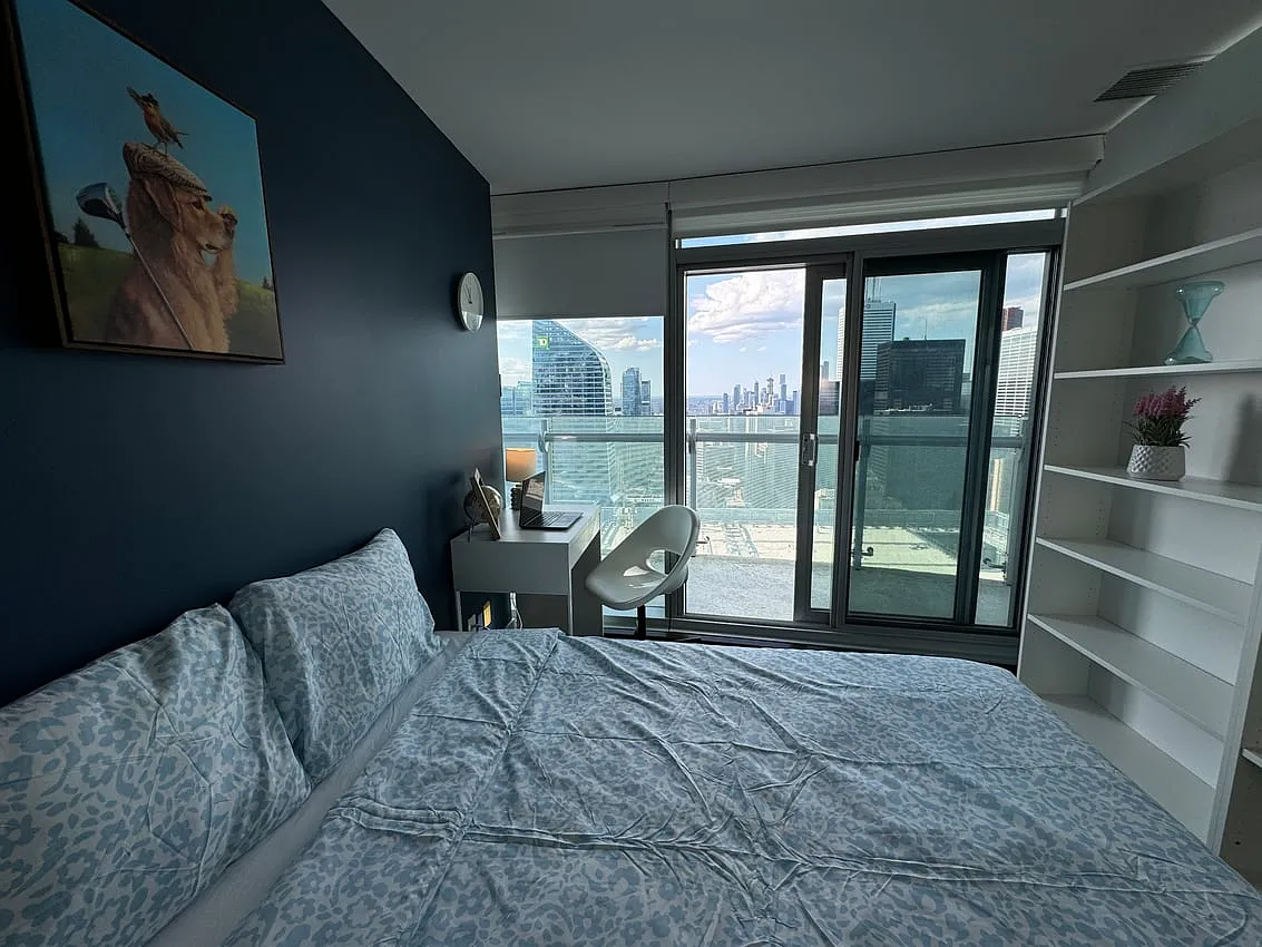 Flex Room with Balcony - York St & Bremner Blvd — Photo 2