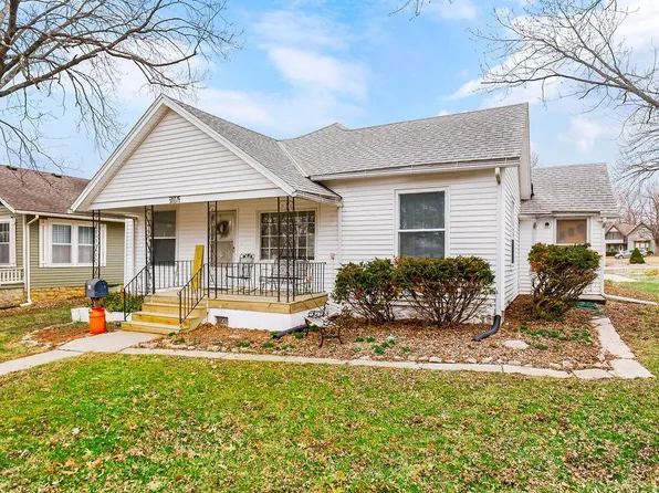 504 E Shawnee St, Paola, KS 66071