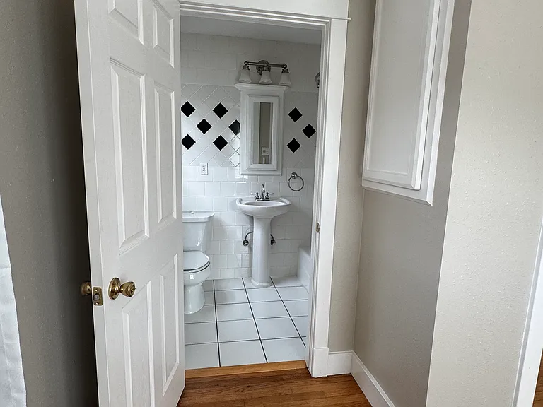 1543 Oxford St #1 — Photo 14