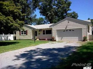 20 Corlett Pl, Huntington Station, NY 11746