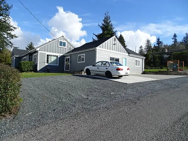 2012 Lakeway Dr — Photo 2