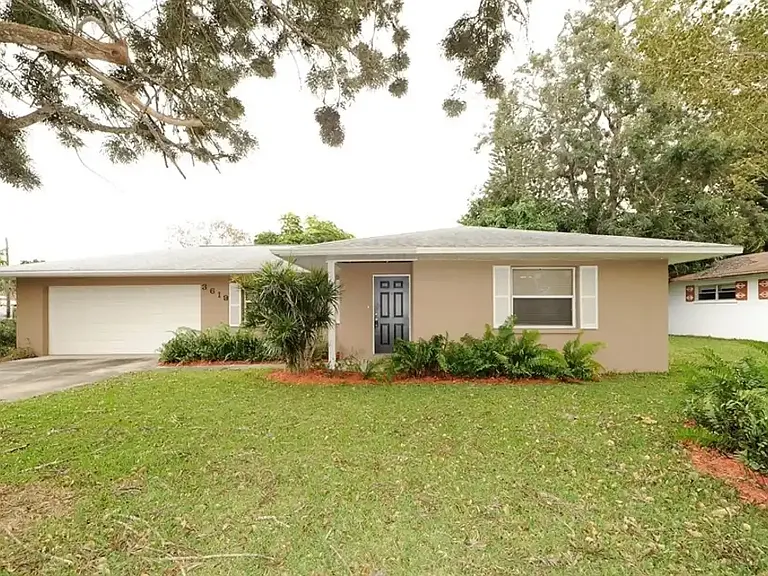 3691 York Dr W — Photo 2