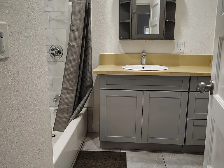 721 W 48th St #721 — Photo 2