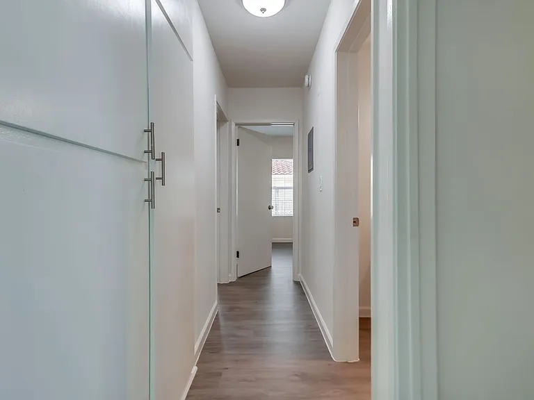 333 W Queen St #1 — Photo 13