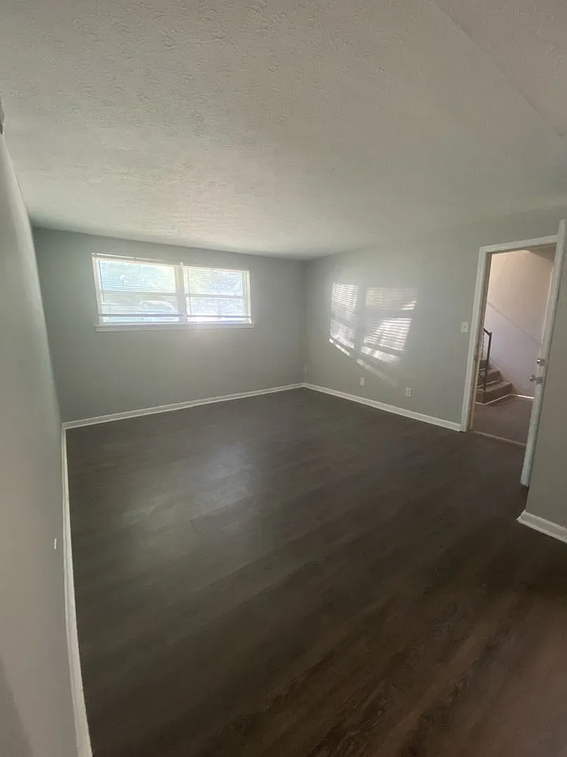 1728 Chester Rd Apartments — Photo 3