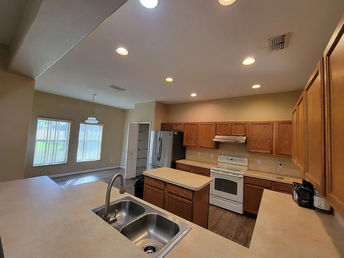 4 bed, 2130 sqft, $2,500 — Photo 4