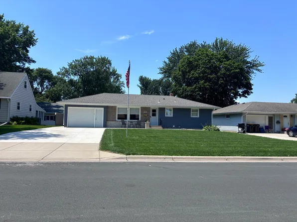 952 Scott St S, Shakopee, MN 55379