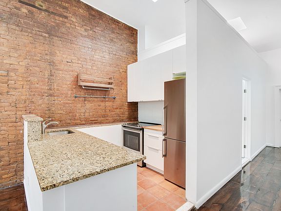 4th image of 425 W 21st St APT 4