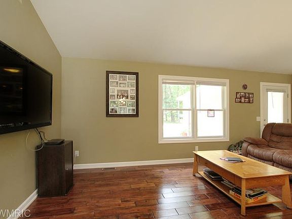 5th image of 834 E Meadowood Ln