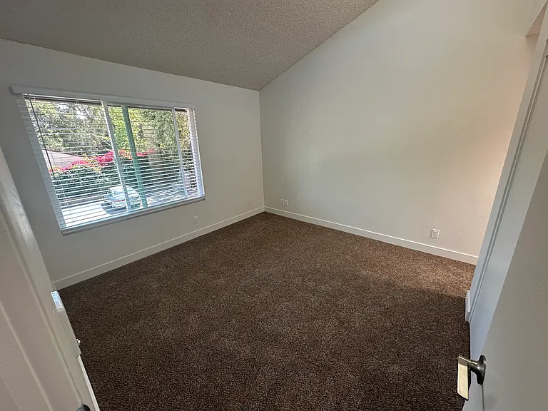 270 W Alamar Ave #15 — Photo 9