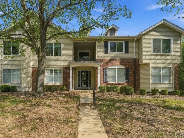 716 Woodside Trails Dr APT 204, Ballwin, MO 63021