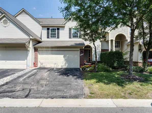 38360 Churchill Ln, Farmington, MI 48331