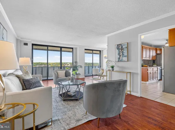 250 S Reynolds St APT 910, Alexandria, VA 22304