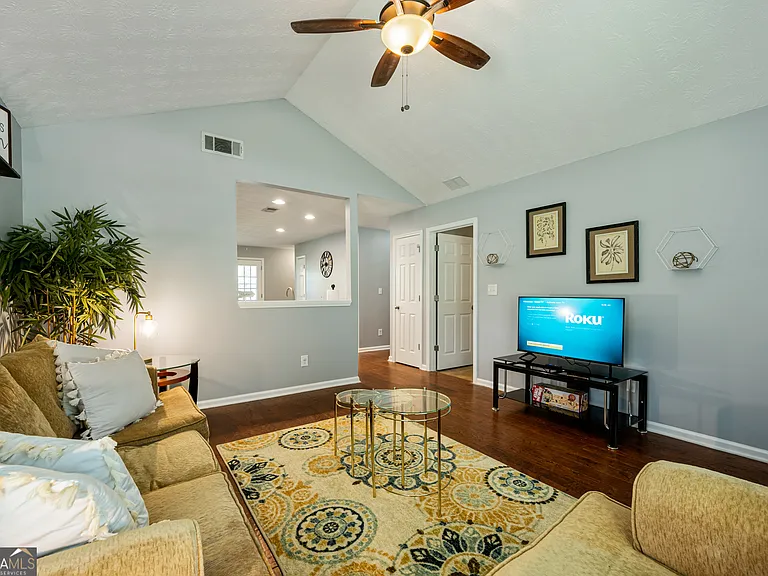 18 Larkspur Ln — Photo 6