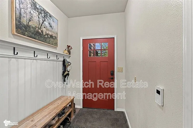 3 bed, 3.0 bath, 2332 sqft, $3,995 — Photo 4
