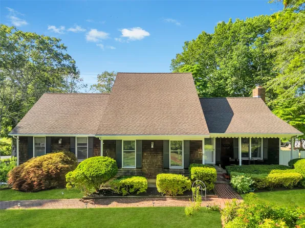 10 Harper Road, Calverton, NY 11933