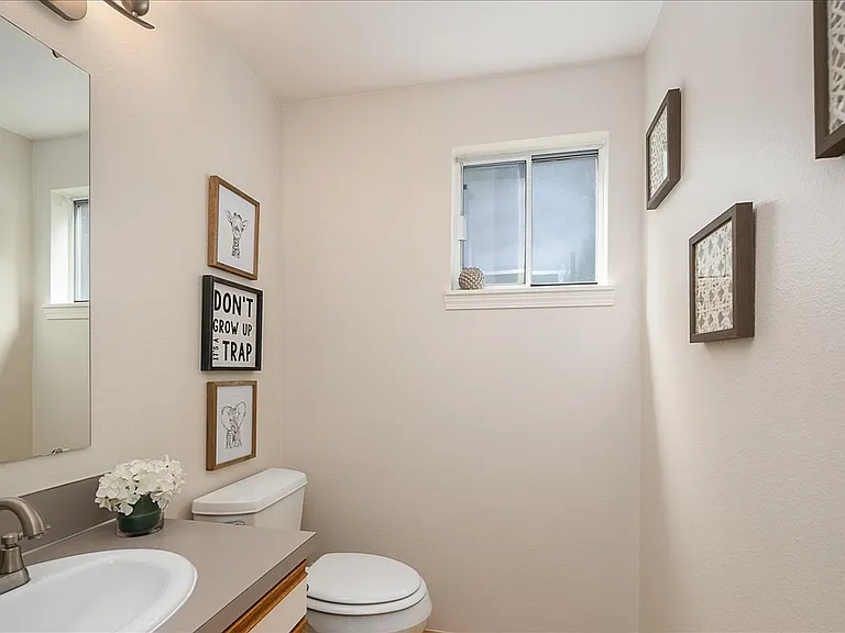 Guest Bath (first floor)