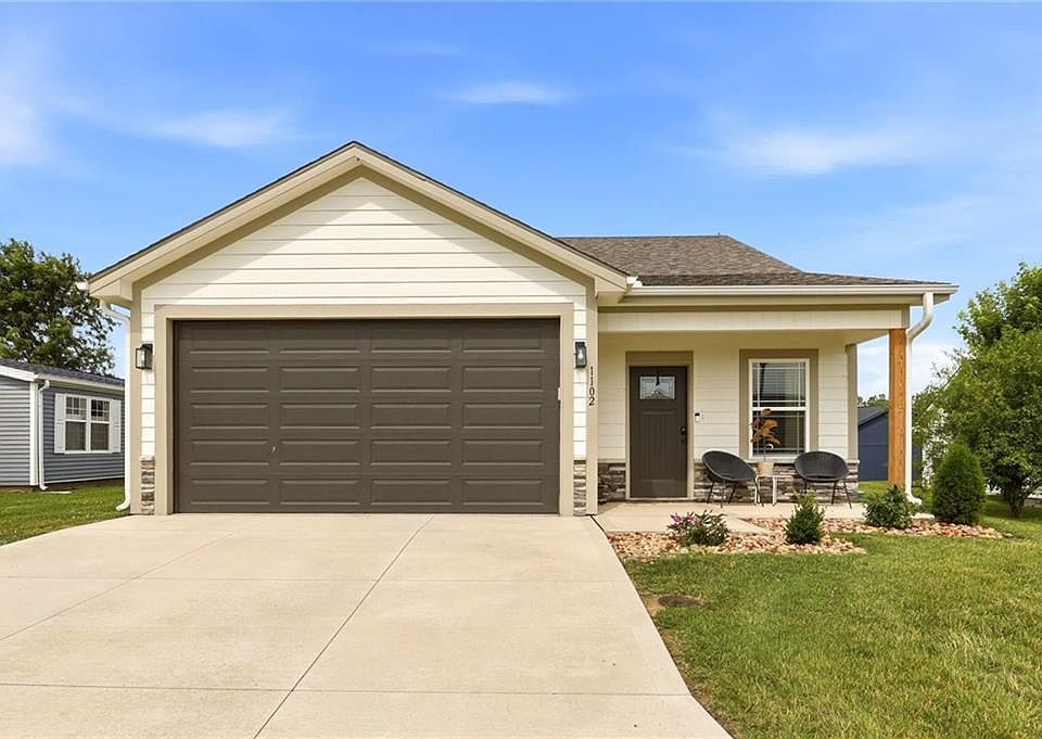 1st image of 1102 NE White Oaks Ln