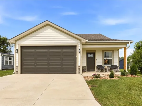 1102 NE White Oaks Ln, Oak Grove, MO 64075