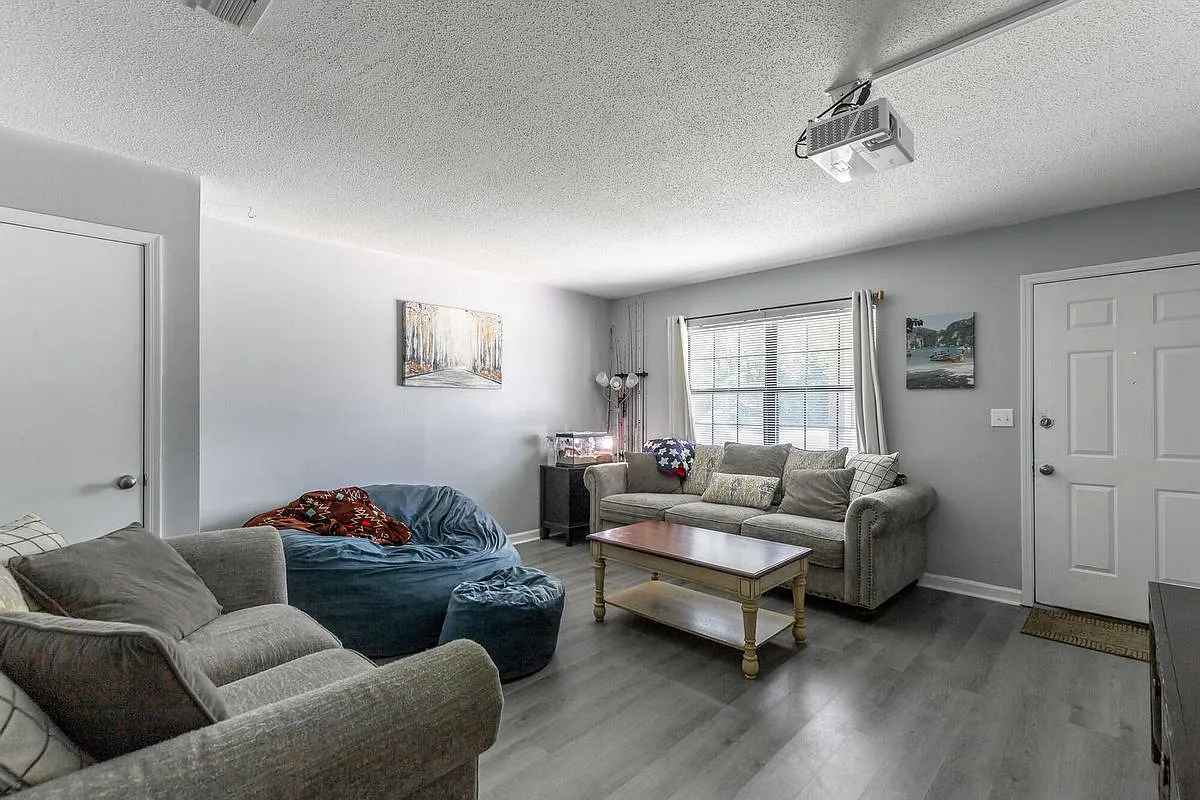 2 bed, 1.0 bath, 1010 sqft, $1,300 — Photo 3