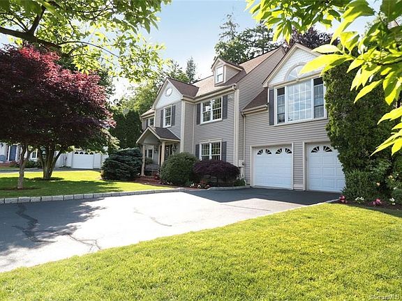2nd image of 7 Holly Cove Cir