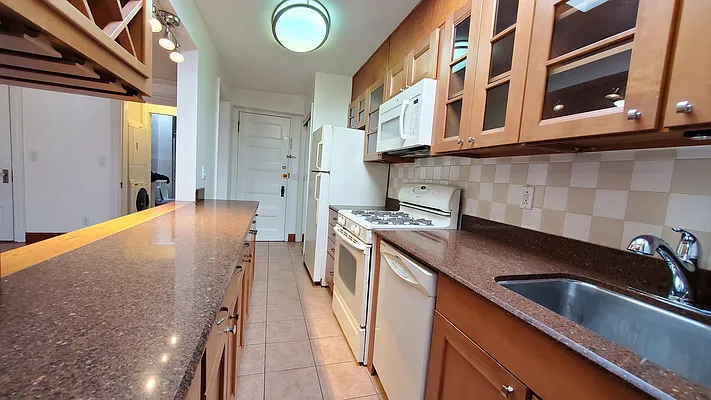 Rented by Weichert Manhattan Midtown | media 11