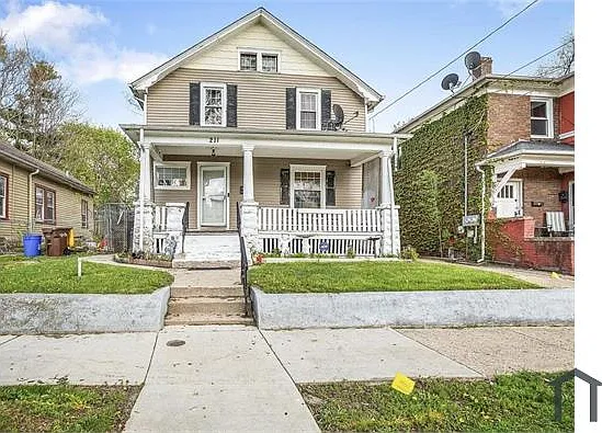 211 Adams St — Photo 1