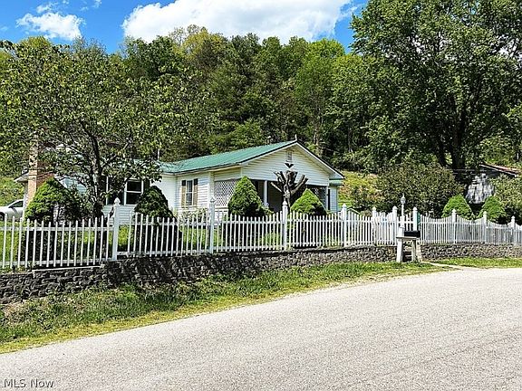 3rd image of 2174 Middle Fork Rd