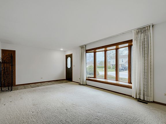 4th image of 496 Sheridan Ln