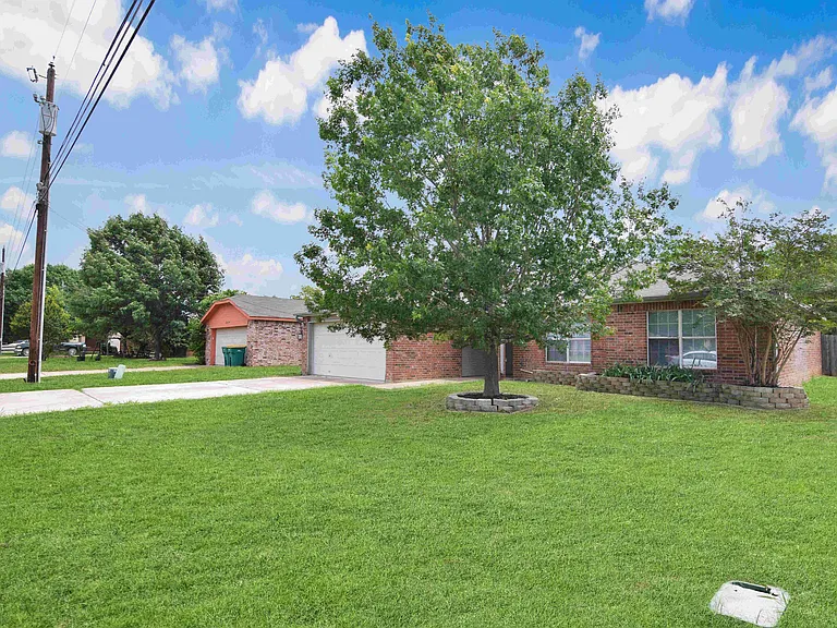 2107 Miller St — Photo 3