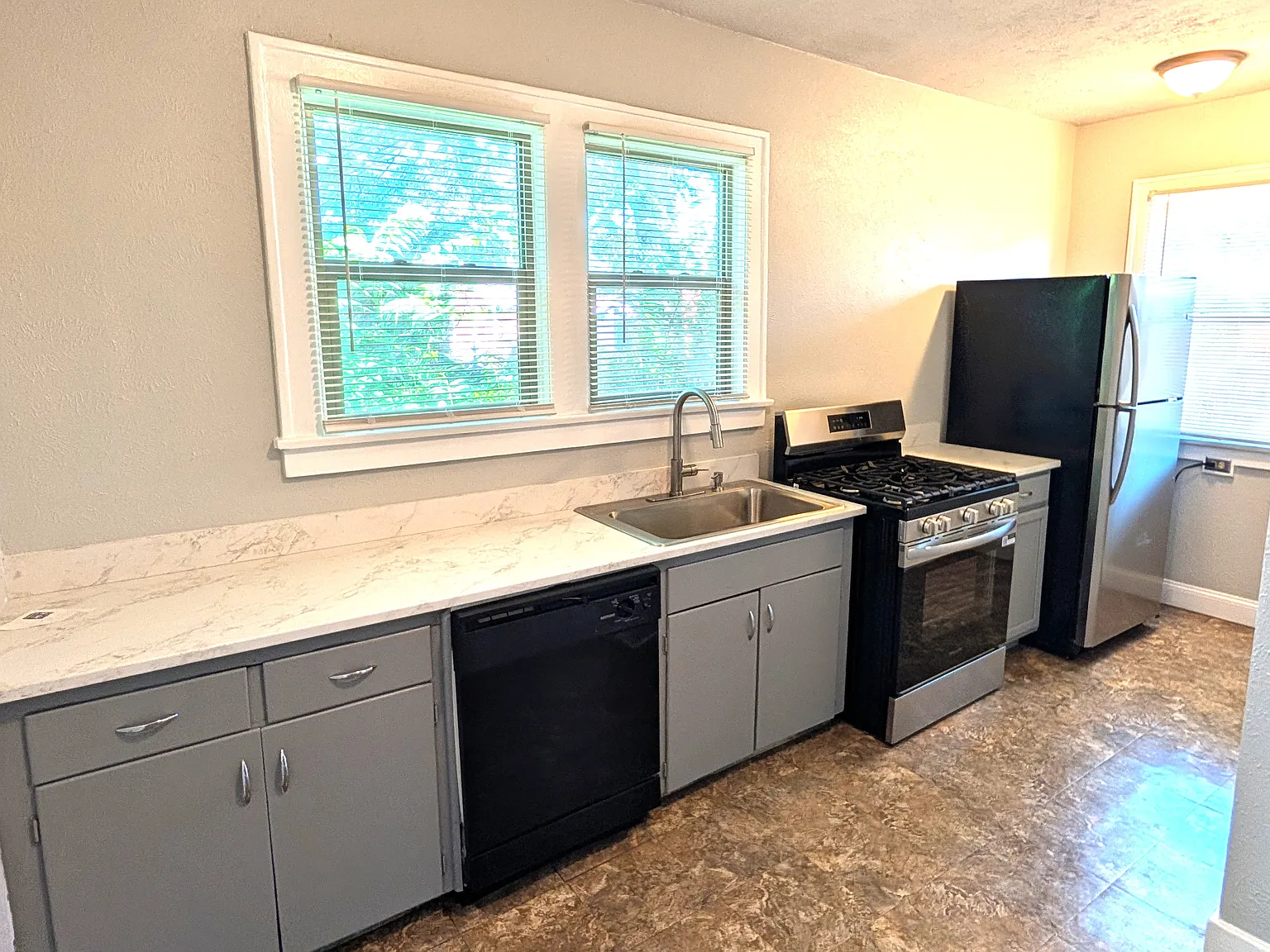 2 bed, 2000 sqft, $2,130 — Photo 3