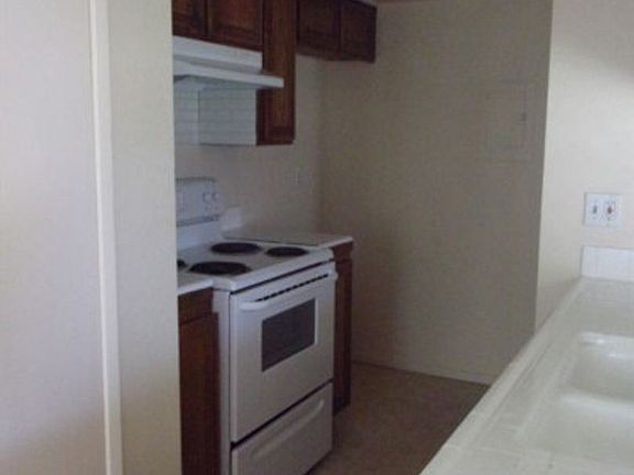 4th image of 647 Halyard St