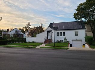18 Flower Rd, Valley Stream, NY 11581