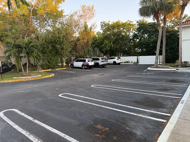 Sunset Square Apartments — Photo 17